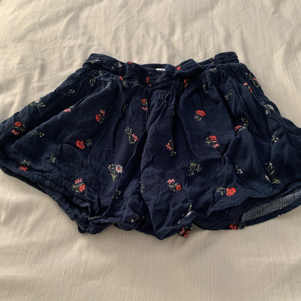HOLLISTER: floral soft shorts